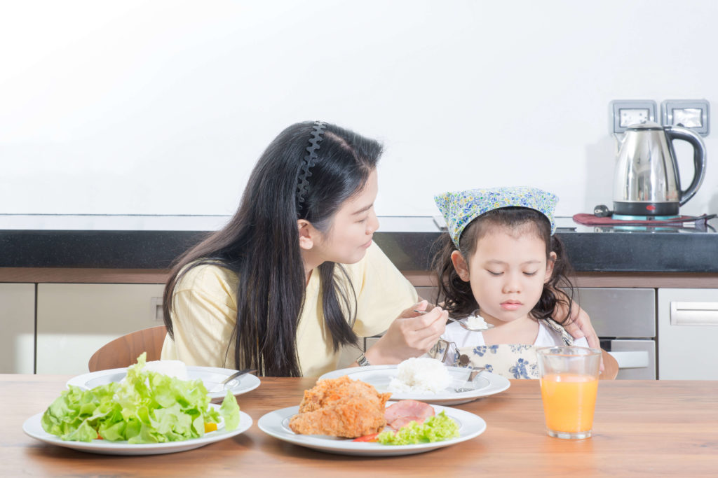 Biếng ăn không chỉ khiến bé nhẹ cân mà còn ảnh hưởng đến trí não của bé