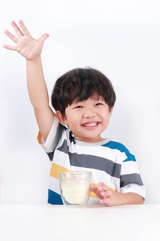 Sữa là nguồn cung cấp đạm whey và nguồn chất béo MCT tốt cho bé