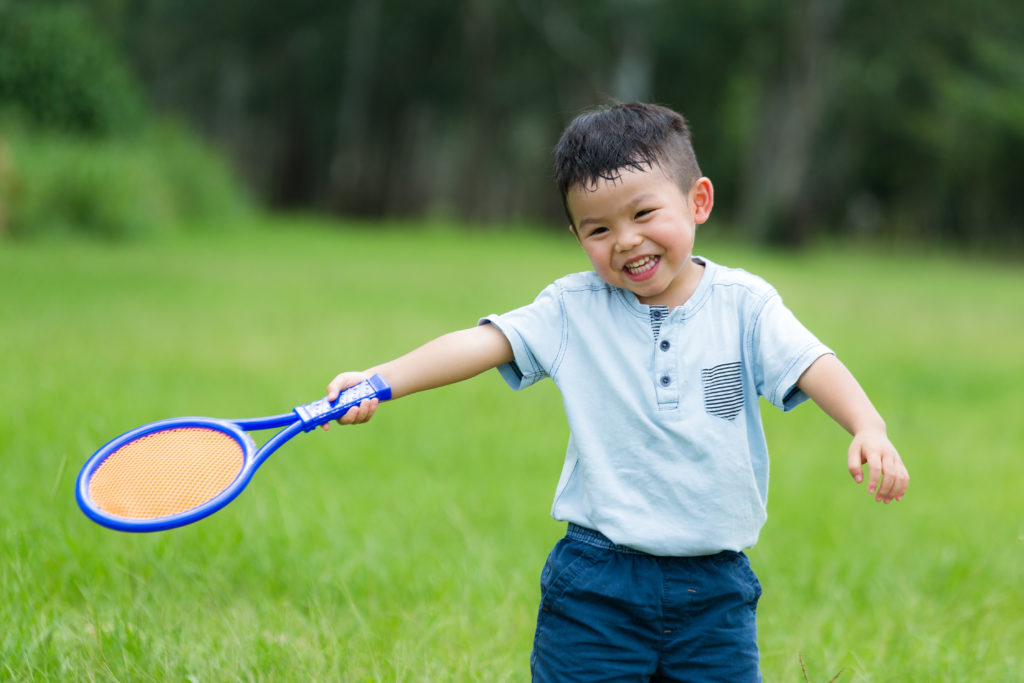 Chơi thể thao và các hoạt động ngoài trời sẽ tăng cường khả năng ghi nhớ của bé