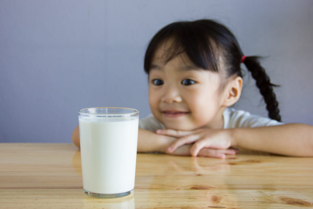 Mẹ nên lưu ý lựa chọn các loại sản phẩm dinh dưỡng như sữa bột có hàm lượng DHA đáp ứng nhu cầu dinh dưỡng cho bé