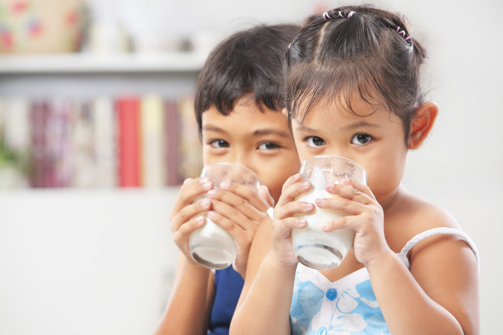 Uống sữa mỗi ngày giúp tăng sức đề kháng, giúp ngăn vòng tròn bệnh lý ở bé