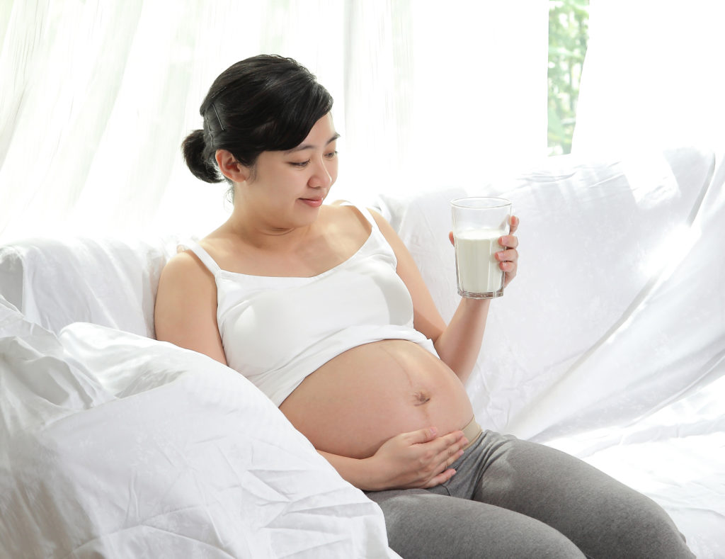 Uống 2 ly Dielac Mama Gold mỗi ngày sẽ giúp mẹ bổ sung đầy đủ dưỡng chất thiết yếu để thai kỳ khoẻ mạnh