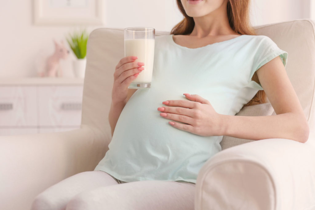 Mẹ có thể uống sữa bầu ngay từ khi biết đến sự xuất hiện của  bé