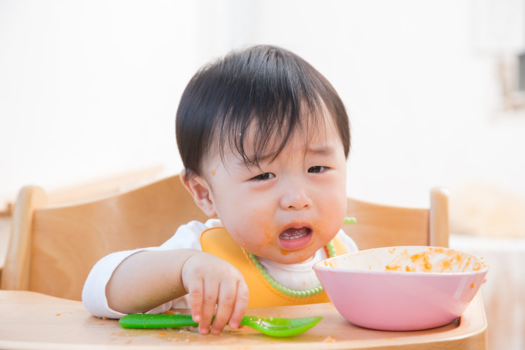 Bị ép ăn trong thời gian dài sẽ khiến bé sinh ra tâm lý sợ ăn, lâu dài dẫn đến chứng biếng ăn