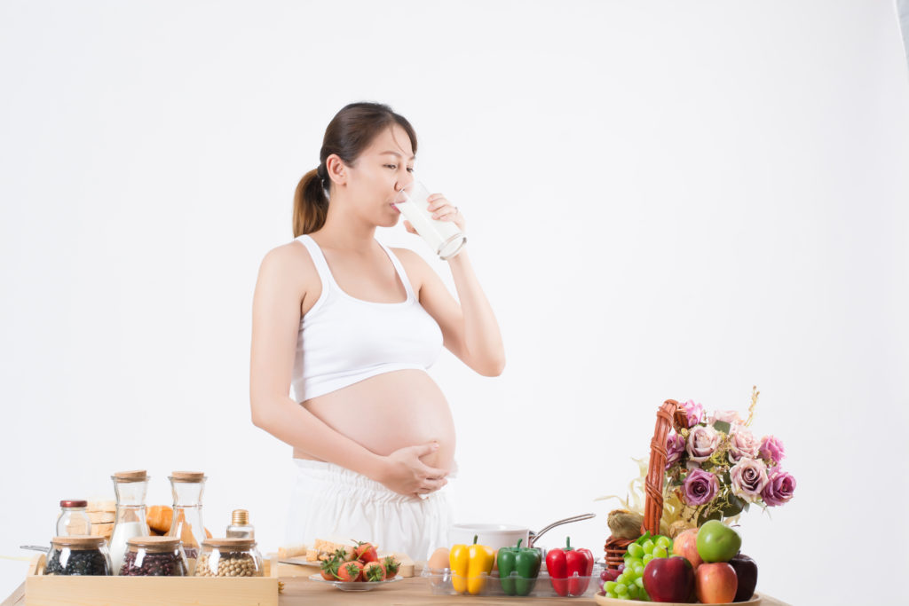  Sữa là thực phẩm không thể thiếu trong chế độ dinh dưỡng khi mang thai thế nhưng bà bầu nên uống sữa gì?