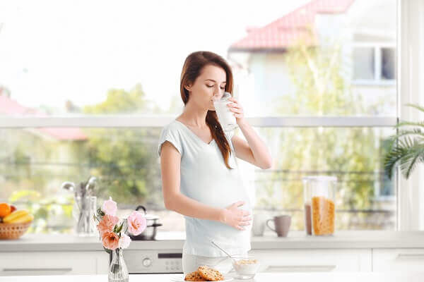 Dinh dưỡng trong sữa bầu giúp mẹ bầu phòng ngừa thiếu máu và loãng xương