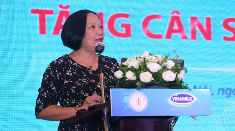 Phó Giáo sư – Tiến sĩ Khu Thị Khánh Dung – Phó Chủ tịch Hội Nhi Khoa Việt Nam phát biểu tại hội thảo