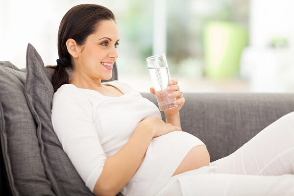 Chế độ dinh dưỡng khoa học kết hợp với 2 ly sữa bầu mỗi ngày sẽ hỗ trợ thai nhi phát triển tốt
