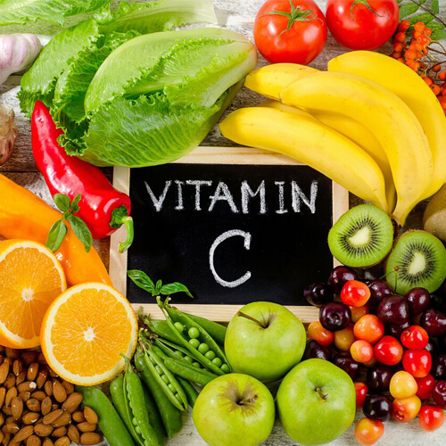 Mẹ nên cho bé ăn 5 suất hoa quả và rau xanh mỗi ngày, nhất là những loại giàu vitamin C để tăng sức đề kháng