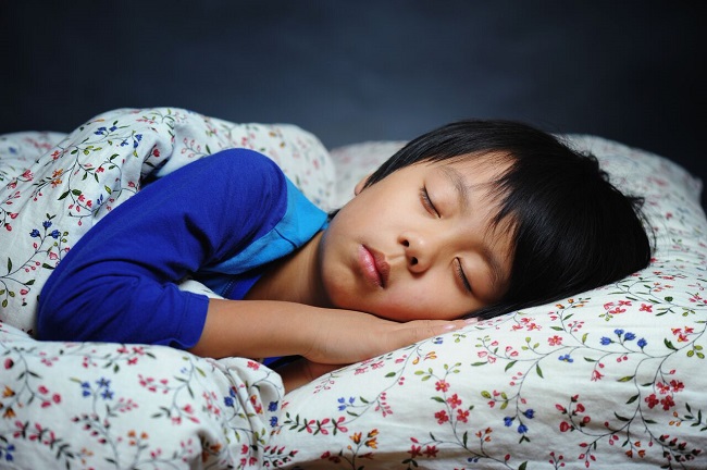 Đảm bảo bé ngủ đủ giấc cũng là cách mẹ tăng sức đề kháng cho bé