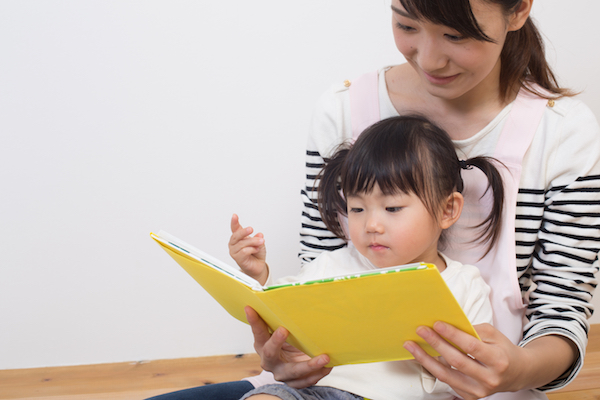 Đọc sách là cách mẹ giúp bé tăng cường vốn hiểu biết và thông minh hơn