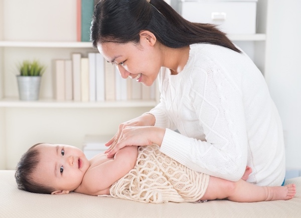 Được mẹ massage, hệ tiêu hóa của bé sẽ hoạt động hiệu quả hơn, từ đó bé sẽ dễ tăng cân hơn