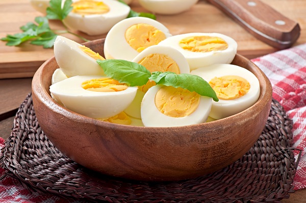 Nếu ngại trứng có hàm lượng cholesterol cao, mẹ có thể ăn lòng trắng trứng.
