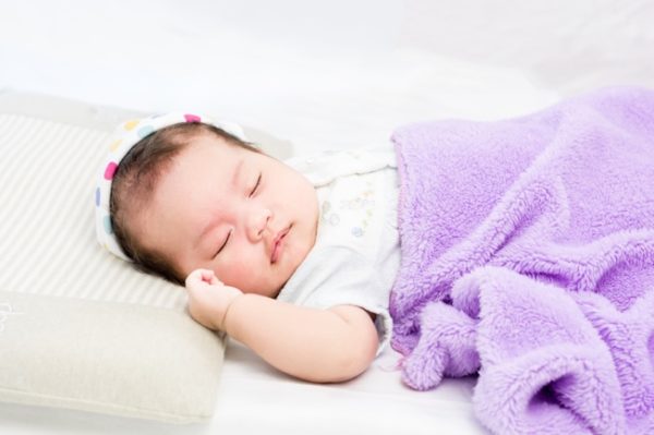 Ở tuổi sơ sinh (tháng đầu đời), bé cần ngủ 16 – 20 giờ mỗi ngày