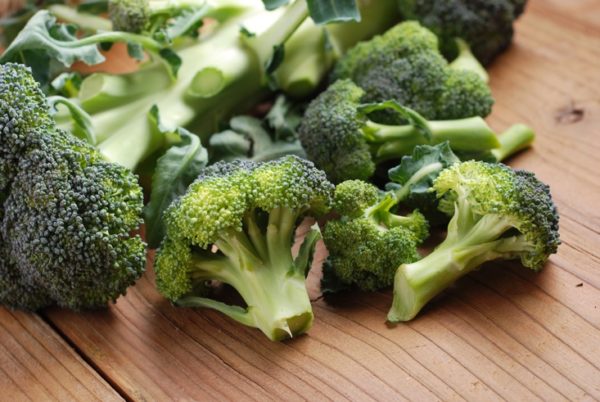 Ăn nhiều rau xanh, cố gắng duy trì cân nặng ổn định để tránh tình trạng sinh thiếu tháng hoặc khó sinh