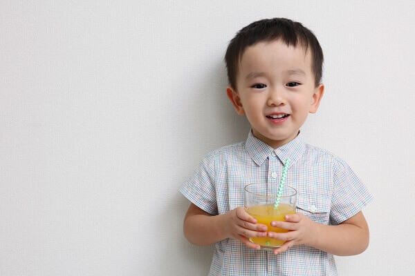 Cho bé uống nhiều vitamin C để giúp bé giảm táo bón