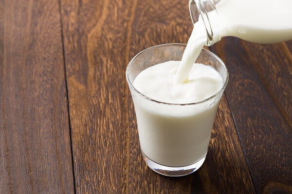 Mẹ bầu cũng có thể uống sữa tươi nhưng phải đảm bảo sữa tươi chất lượng và đã được tiệt trùng