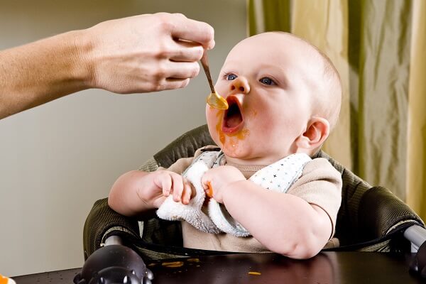 Không nên cho bé ăn nhiều để tránh bị nôn trớ, mẹ nhé!