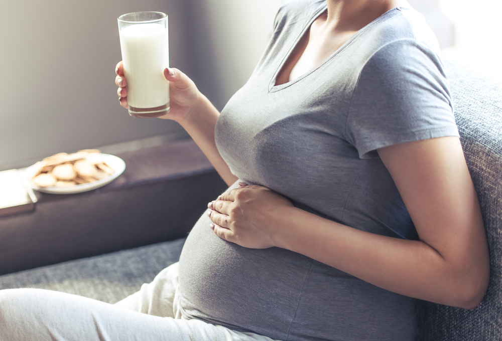 Uống 2 ly Dielac Mama Gold – sữa dành cho bà bầu 3 tháng đầu mỗi ngày giúp đáp ứng 100 % nhu cầu Axít Folic, giảm nguy cơ khuyết tật ống thần kinh ở thai nhi.