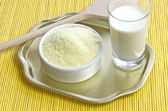 Cho bé dùng sữa bột mẹ có thể bảo đảm bé được cung cấp đủ lượng sữa cần thiết