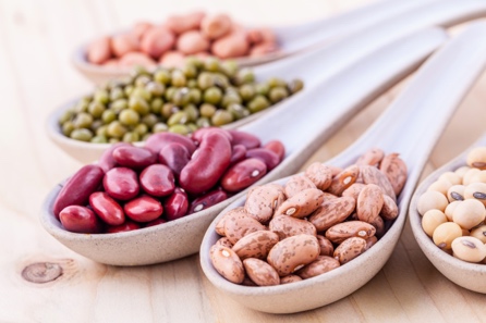 Đậu chứa nhiều chất xơ và protein, giúp thai nhi phát triển và ngăn ngừa nguy cơ táo bón, trĩ cho mẹ bầu.
