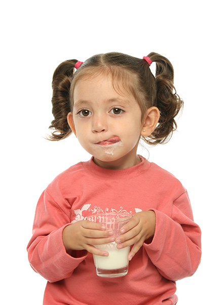 Thời điểm uống sữa bột cho bé tốt nhất là giữa các bữa ăn chính, khi bé không đói quá mẹ nhé!