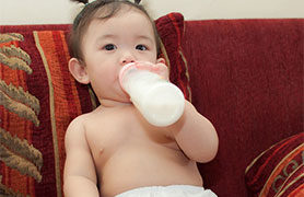 Những tiêu chí nào để chọn sữa tốt nhất cho trẻ sơ sinh?
