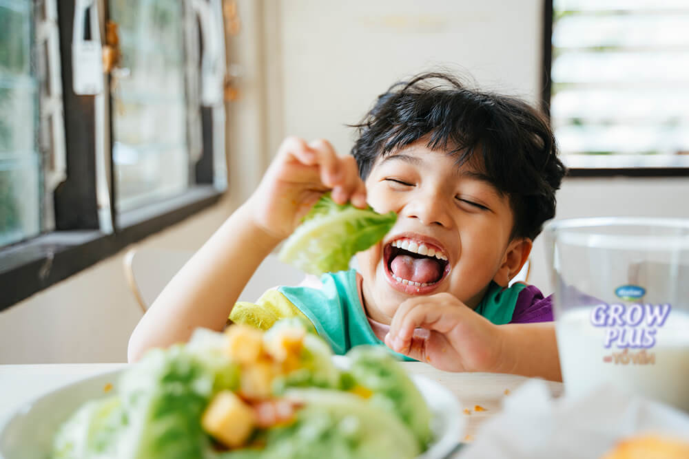 Bố mẹ nên để bé tập trung vào việc ăn uống