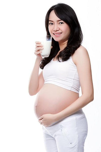 Tốt nhất trong 3 tháng đầu, mẹ bầu nên chọn loại sữa có bổ sung axit folic cùng các dưỡng chất thiết yếu khác như sắt, canxi…