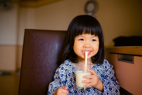 Bổ sung sữa bột cho bé là cách mẹ giúp bé đảm bảo nhận đủ các dưỡng chất để phát triển toàn diện