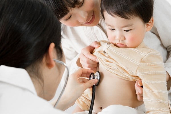 Mẹ nên hỏi ý kiến bác sĩ về việc cho bé 1 tuổi dùng sữa công thức Mẹ nên hỏi ý kiến bác sĩ về việc cho bé 1 tuổi dùng sữa công thức