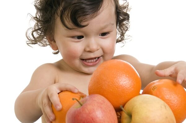 Cho trẻ ăn nhiều hoa quả trái cây để giảm tình trạng táo bón