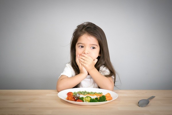 Có nhiều nguyên nhân khiến bé biếng ăn từ chế độ ăn uống, sinh hoạt đến bệnh lý do nhiễm ký sinh trùng đường ruột.