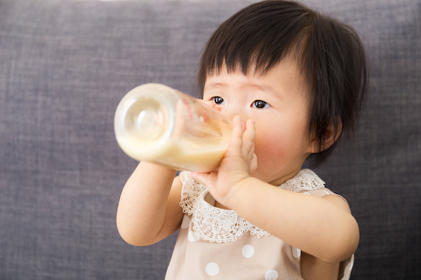 Bé bị tiêu chảy có thể do uống sữa không phù hợp