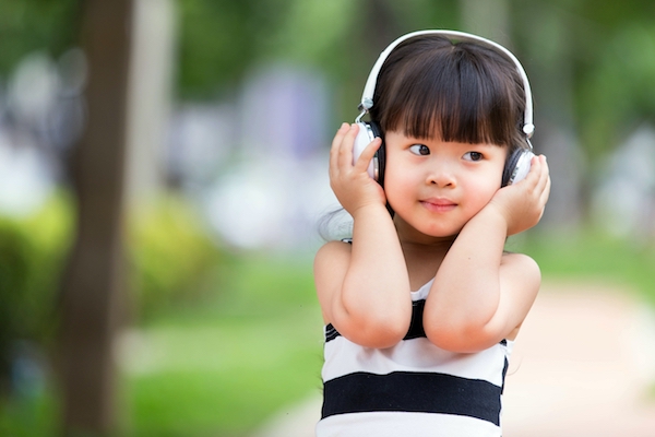 Tạo điều kiện để bé được tiếp xúc với âm nhạc tối đa sẽ giúp bé phát triển thính giác và thúc đẩy nhận thức