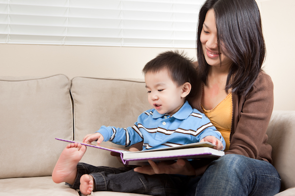 Một trong những cách nuôi dạy con thông minh là dành thời gian đọc sách cùng bé