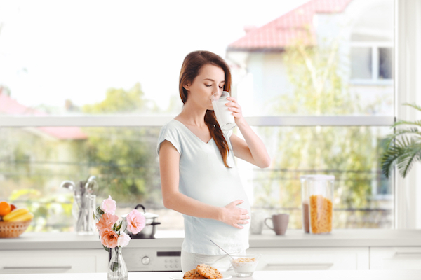 Mẹ bầu có thể chia nhỏ lượng sữa quy định và uống nhiều lần trong ngày