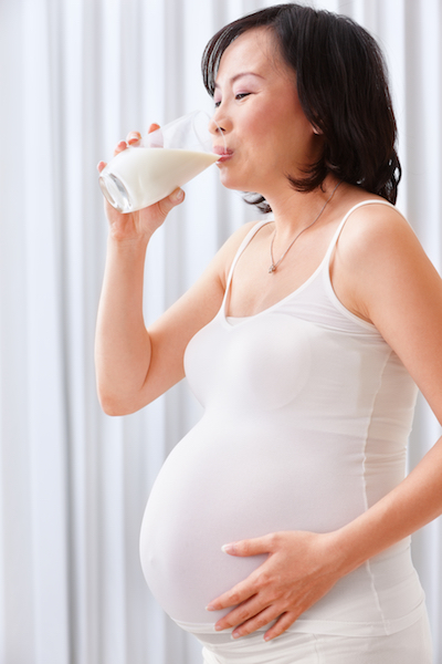 Sữa là thực phẩm không thể thiếu trong chế độ dinh dưỡng cho bà bầu