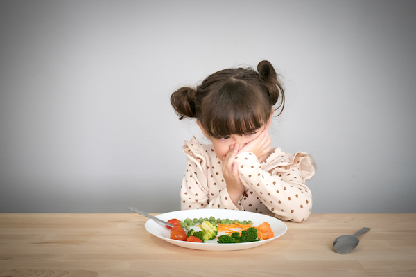 Trẻ biếng ăn suy dinh dưỡng thường rất ít khi chịu thử các thức ăn mới