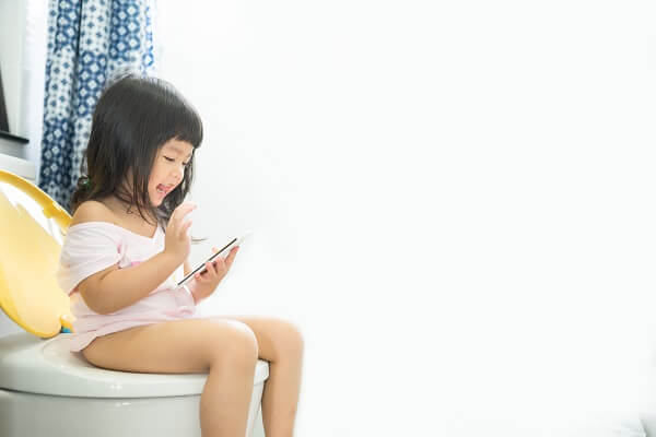 Các bé bú sữa mẹ thường ít bị táo bón Các bé bú sữa mẹ thường ít bị táo bón