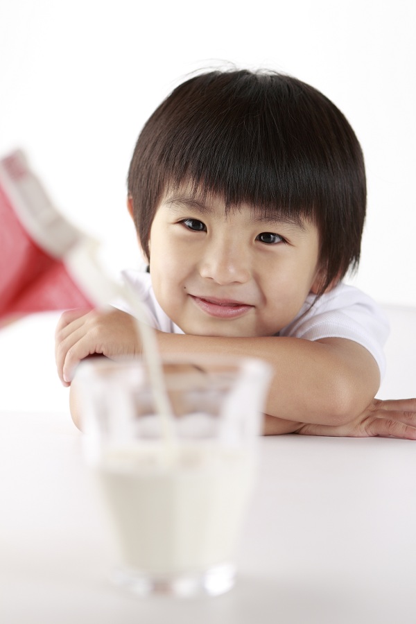 Sữa là nguồn bổ sung dưỡng chất hợp lý nhất cho các bé trên 1 tuổi