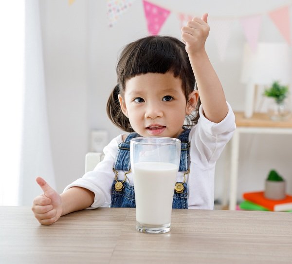 Các loại sữa nên tránh cho trẻ dưới 1 tuổi