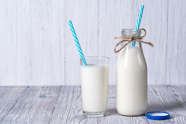 Nếu bé thừa cân, mẹ nên chọn loại sữa tươi được tách béo một phần hoặc toàn phần