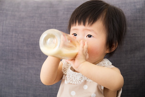 Mẹ đã có thể cho bé từ 2 tuổi trở lên dùng sữa bột nhưng nhớ phải đúng cách mẹ nhé!