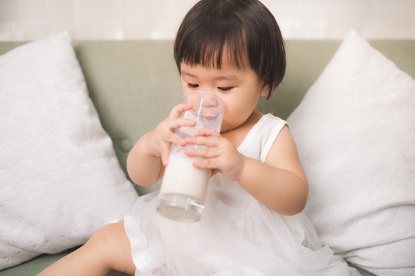 Không nên để bé uống lại sữa thừa để tránh bé bị nhiễm khuẩn
