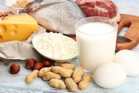 Bữa ăn của bé cần đủ và cân đối các nhóm chất.