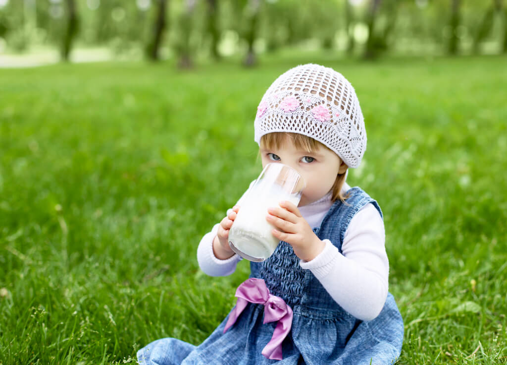 Mẹ cần chọn loại sữa phù hợp với tình trạng dinh dưỡng và thể chất của bé.