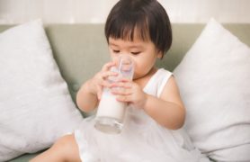 Bé 1 tuổi nên uống sữa gì để phát triển khỏe mạnh và toàn diện?