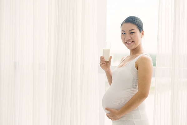 Mẹ bầu chỉ nên uống sữa nóng đúng theo hướng dẫn sử dụng