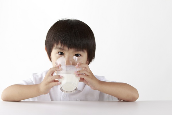 Cho trẻ uống sữa Optimum Gold là cách chữa đầy bụng cho trẻ sơ sinh